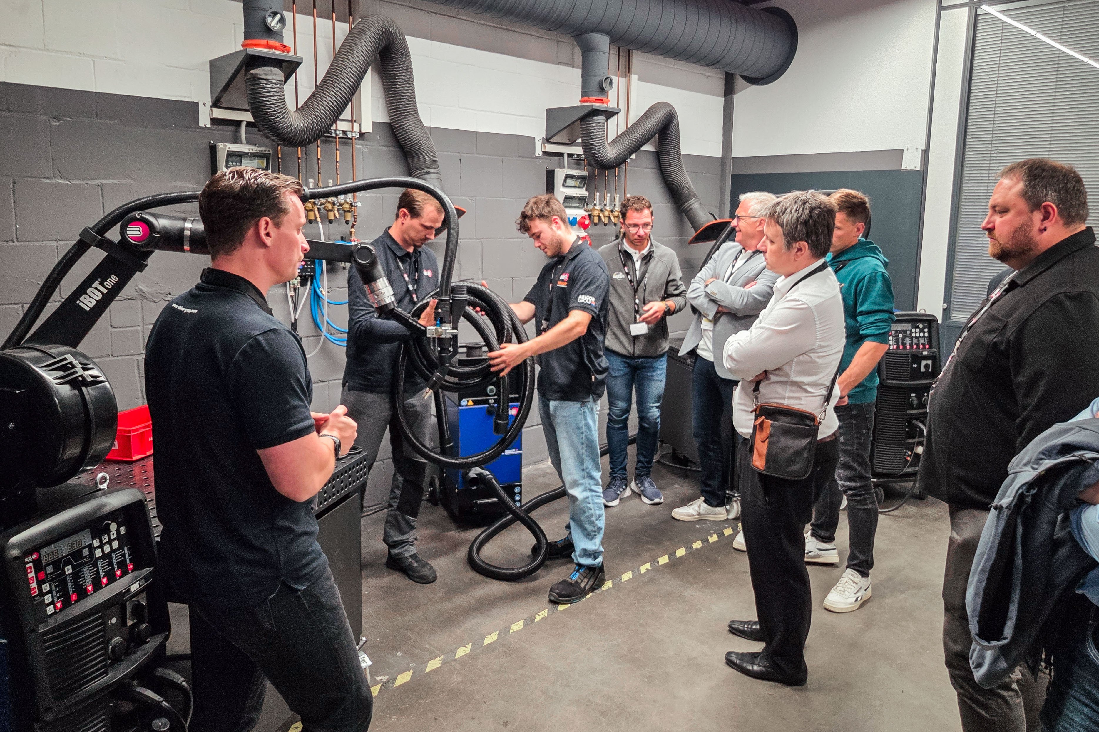 iBOTone® welding cobot operating with efficient fume extraction